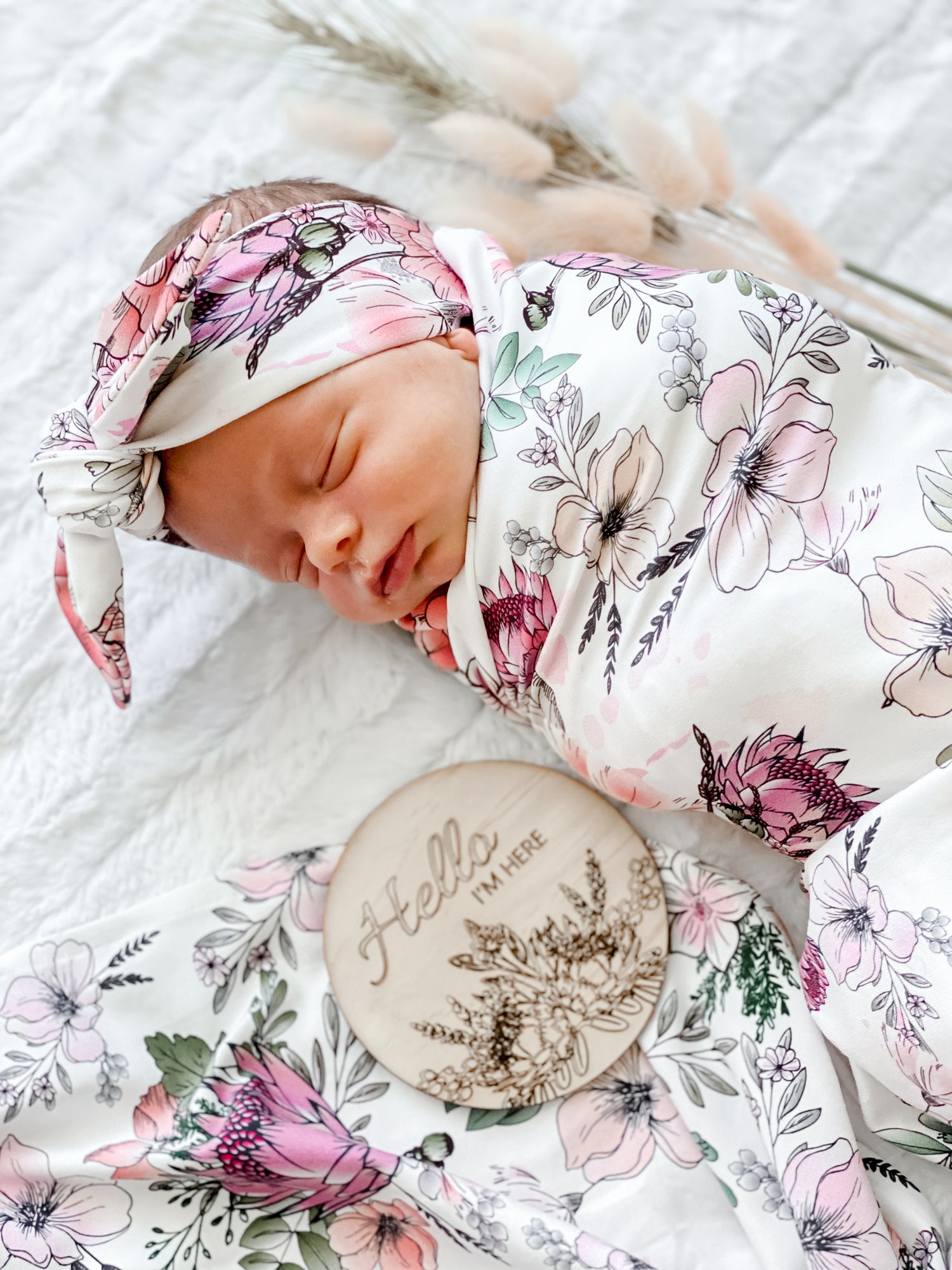 Wooden announcement disk with unique design from Snuggly Jacks are now exclusively available in Hong Kong on  Sugarbird Kids. Perfect for birth announcement or newborn photo shoot.