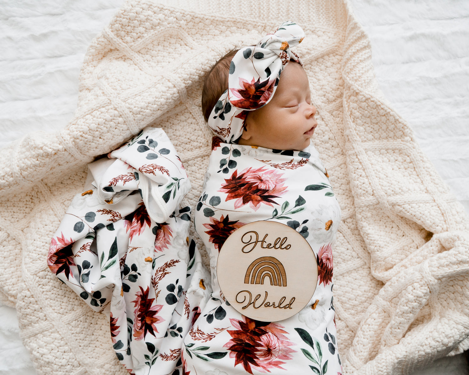 Wooden announcement disk with unique design from Snuggly Jacks are now exclusively available in Hong Kong on  Sugarbird Kids. Perfect for birth announcement or newborn photo shoot.